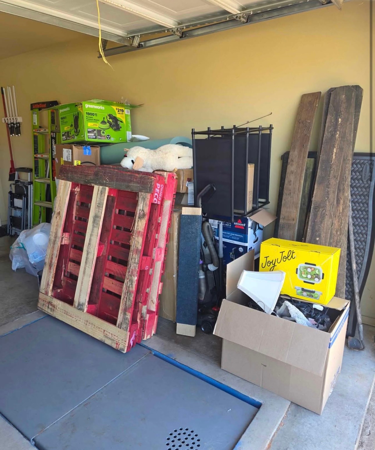 Garage with Trash - Before